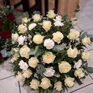 Wieniec klasyczny okrągły, biała róża z białym goździkiem