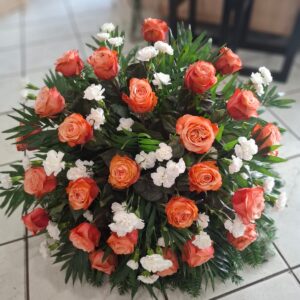 Wieniec pogrzebowy okrągły z łososiowych róż i białych goździków